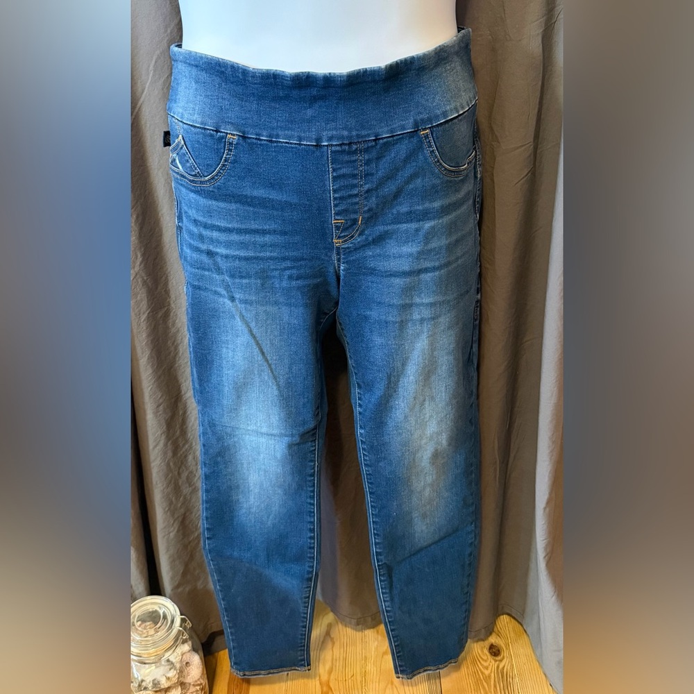 Rock & Republic Women’s Straight Jeans in Faded Blue. Pull on Jeggings